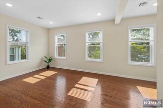 21 Portland Pl in Montclair, NJ - Building Photo - Building Photo