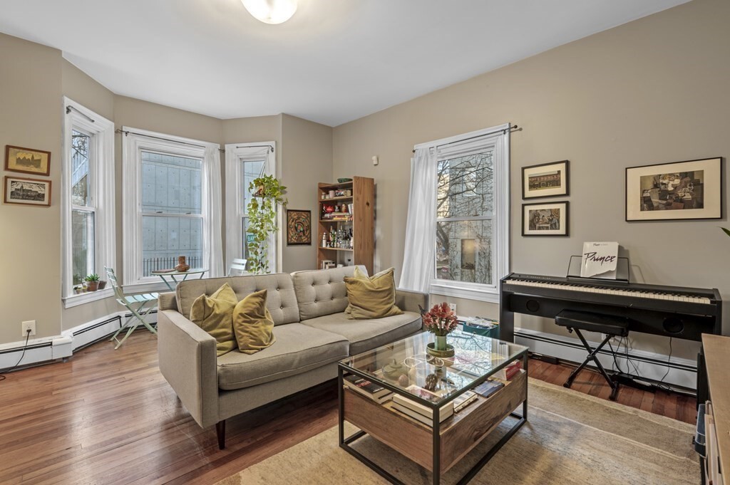 200 Banks St, Unit 1 in Cambridge, MA - Building Photo