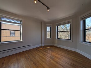 2315 N Rockwell St, Unit 2327-3A in Chicago, IL - Foto de edificio - Building Photo