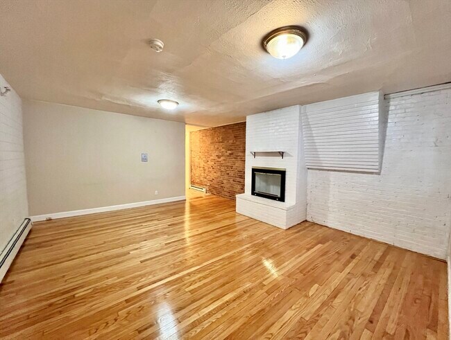 337 Beacon St, Unit 1 in Boston, MA - Building Photo - Building Photo