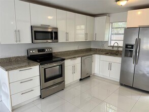 454 NE 194th Terrace in Miami, FL - Building Photo - Building Photo