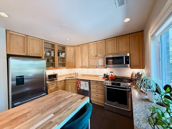 747 W Dickens Ave in Chicago, IL - Building Photo - Building Photo