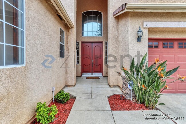 8352 N Shallot Way in Fresno, CA - Foto de edificio - Building Photo