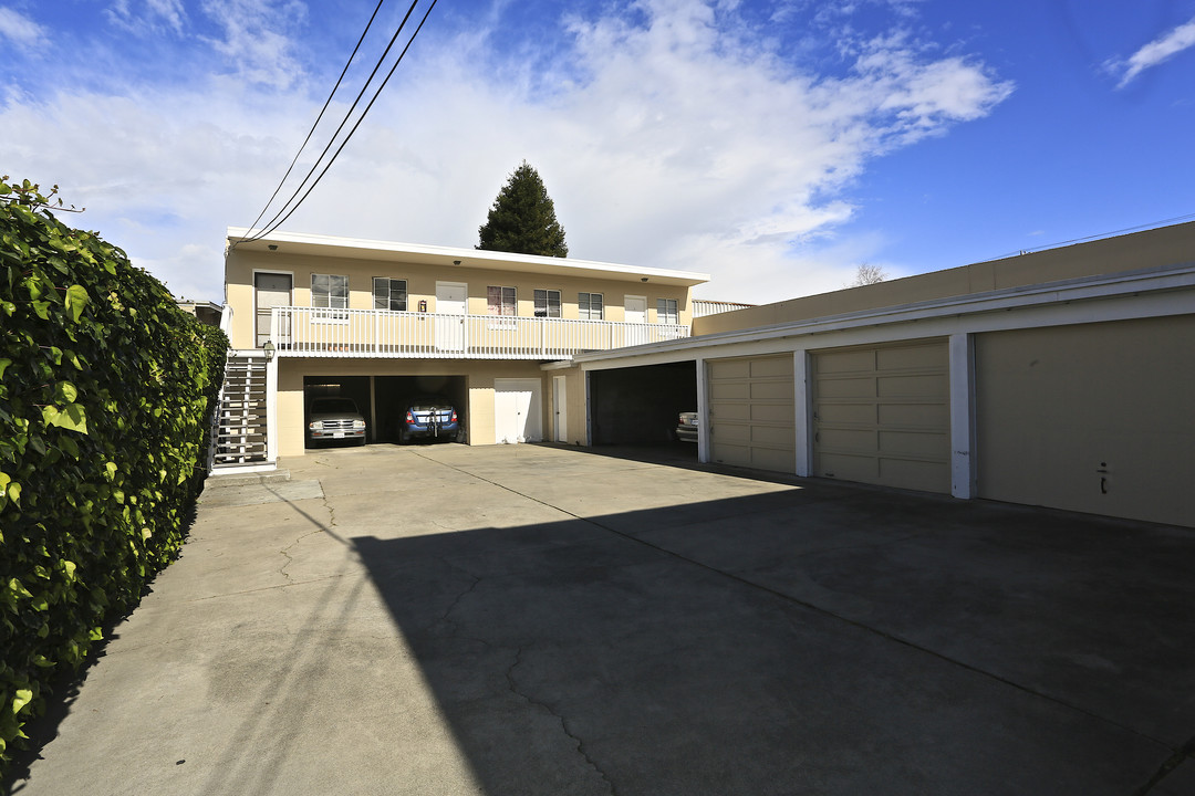 108 Myrtle Rd in Burlingame, CA - Building Photo