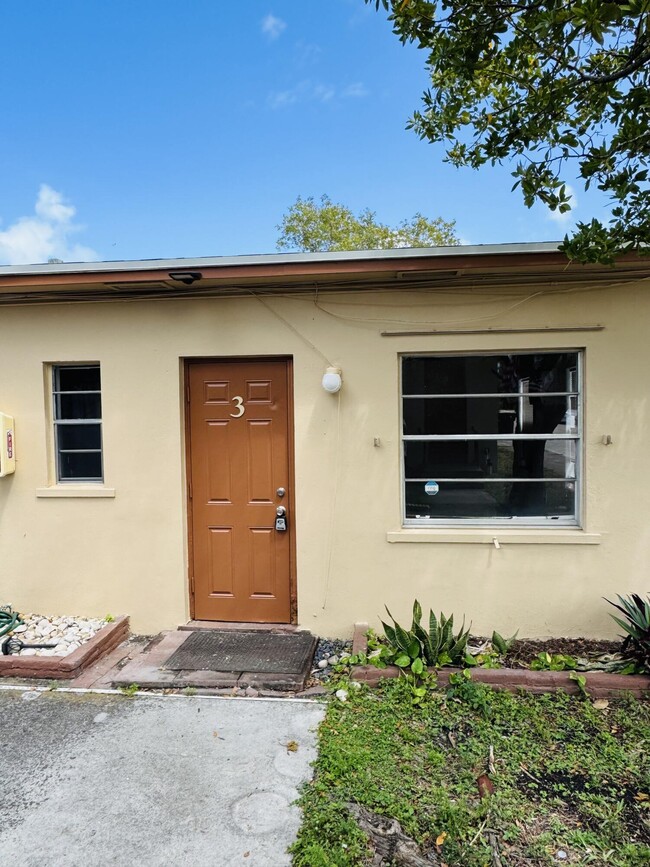 1101 N Federal Hwy in Lake Worth Beach, FL - Foto de edificio - Building Photo