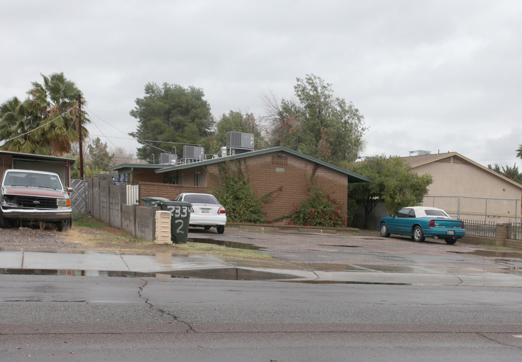 2324 W Orangewood Ave in Phoenix, AZ - Foto de edificio