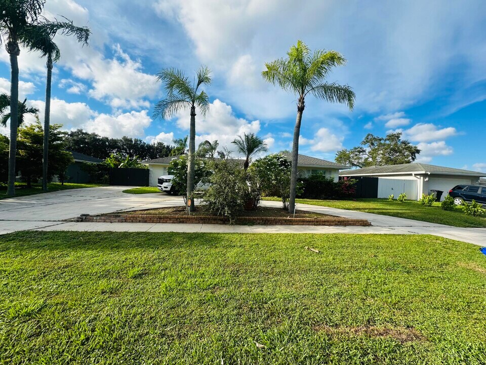 1485 Woodcrest Rd N in West Palm Beach, FL - Building Photo