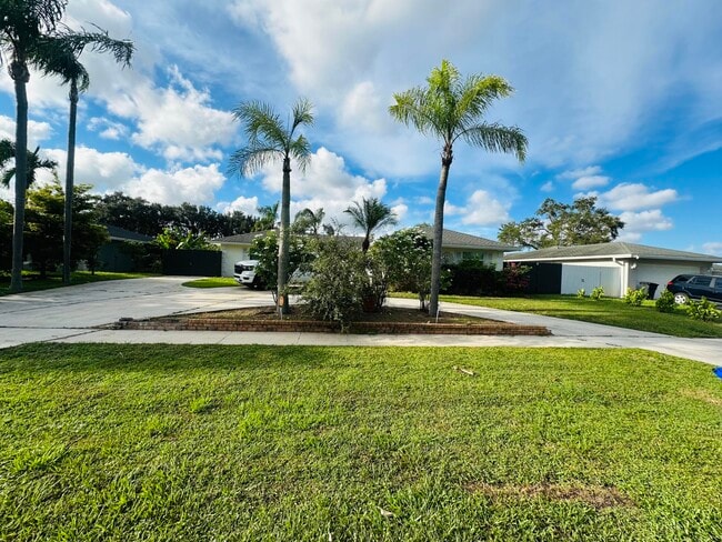 property at 1485 Woodcrest Rd N