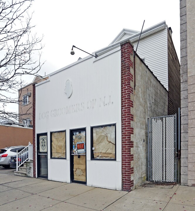 952 Broadway in Bayonne, NJ - Building Photo