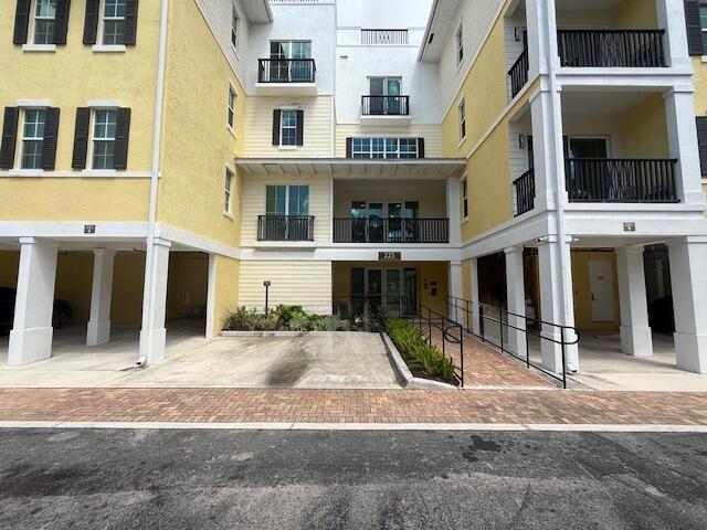225 S Latitude Cir in Delray Beach, FL - Building Photo