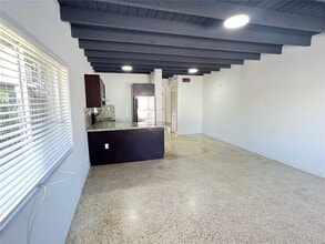 1222 SW 30th Ct in Miami, FL - Foto de edificio - Building Photo