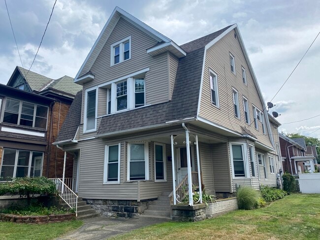 1063 W 8th St, Unit 1 in Erie, PA - Foto de edificio - Building Photo