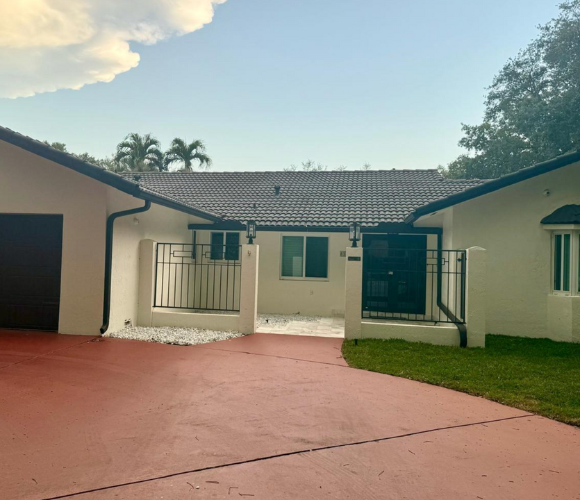 8370 NW 167th Terrace in Miami Lakes, FL - Building Photo