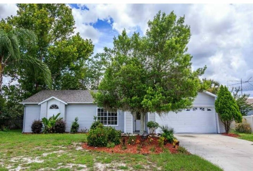 978 Humphrey Blvd in Deltona, FL - Foto de edificio