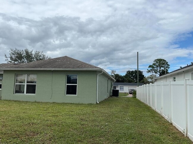 1002 SW Romaine Ln in Port St. Lucie, FL - Foto de edificio - Building Photo