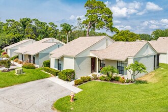 Windrush Bay Condominiums in Tarpon Springs, FL - Foto de edificio - Building Photo