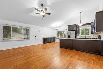 564 Dean St in South Elgin, IL - Building Photo - Building Photo