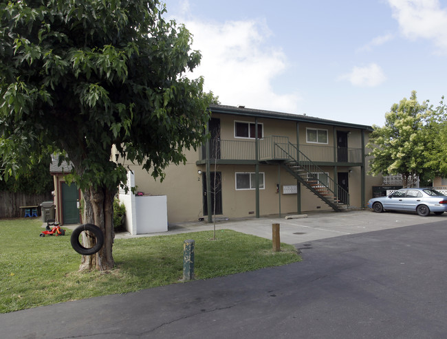 521 Maple St in West Sacramento, CA - Foto de edificio - Building Photo