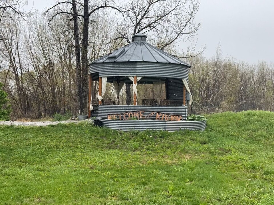 525 E 1st Ave S in Columbus, MT - Building Photo