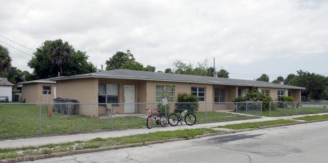 903 Avenue B in Fort Pierce, FL - Foto de edificio - Building Photo
