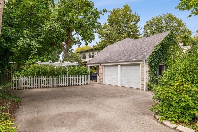 930 Harvard Ct in Highland Park, IL - Building Photo - Building Photo
