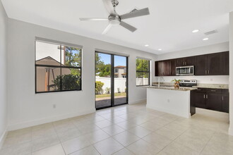 6028 Pine Tree Way in Riviera Beach, FL - Building Photo - Building Photo