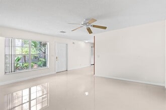 12210 Dartmoor Dr in Wellington, FL - Building Photo - Building Photo