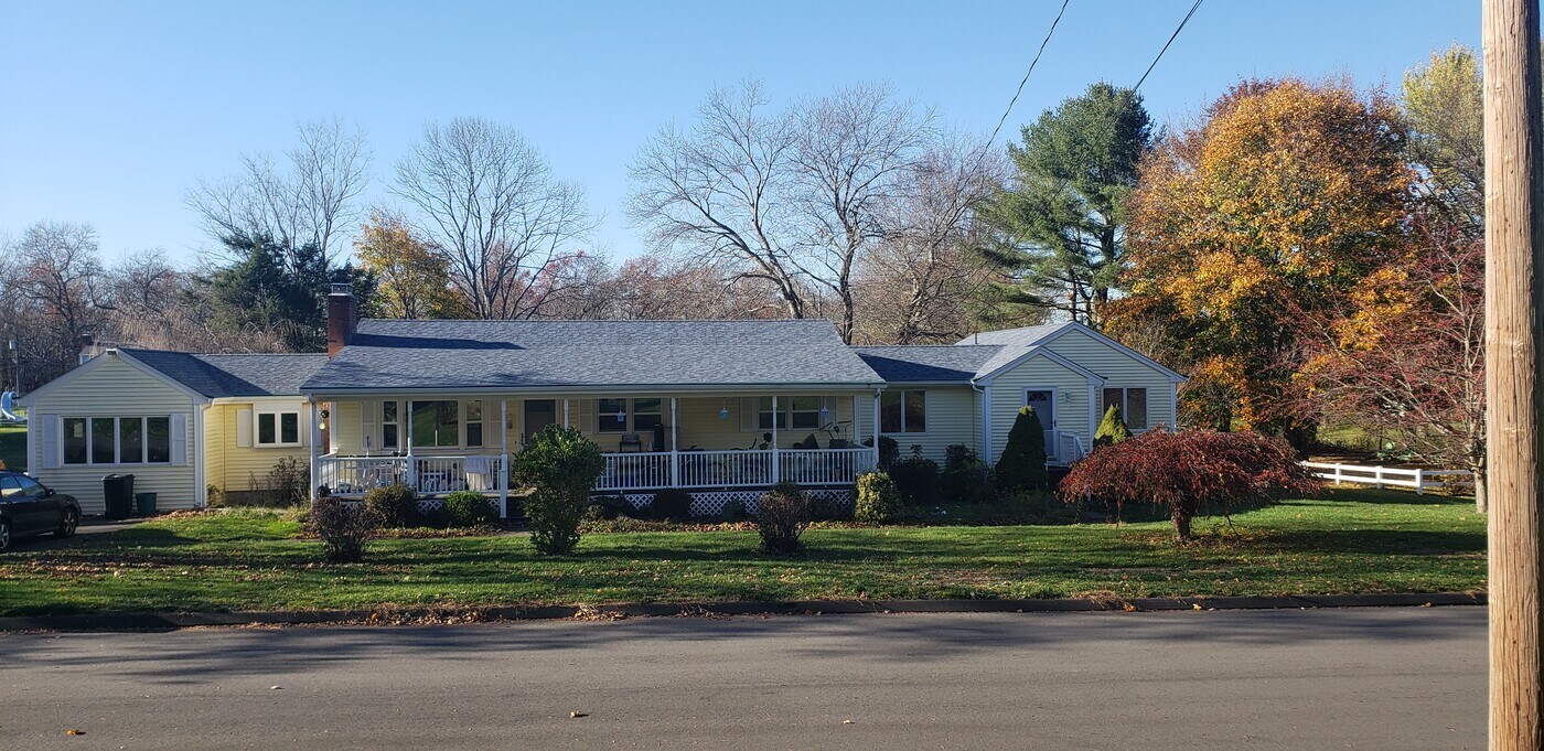 51 Carter Dr in Tolland, CT - Building Photo