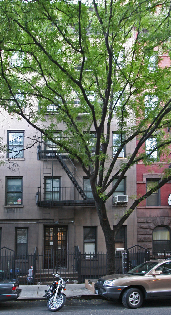 311 W 47th St in New York, NY - Foto de edificio - Building Photo