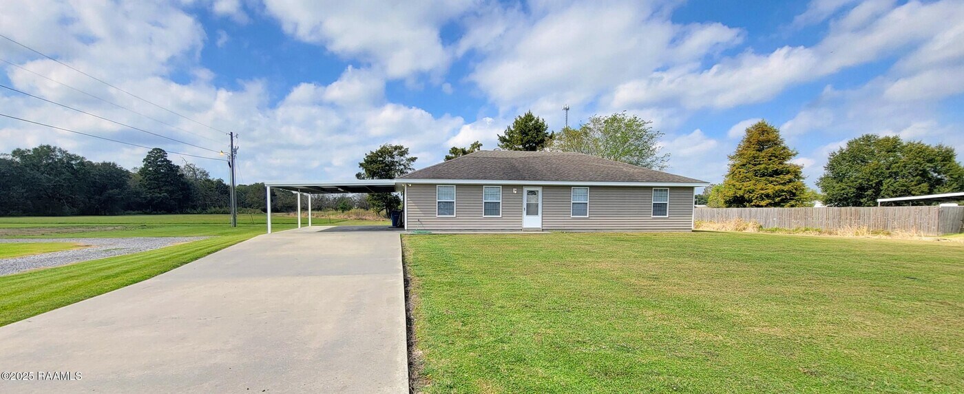 1026 Carmen Dr in St. Martinville, LA - Building Photo