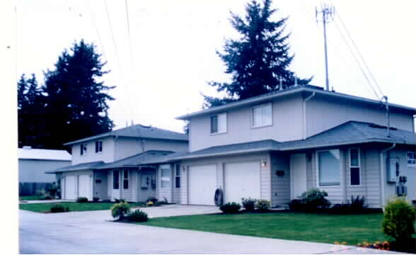 1077 Beach Ave in Marysville, WA - Foto de edificio