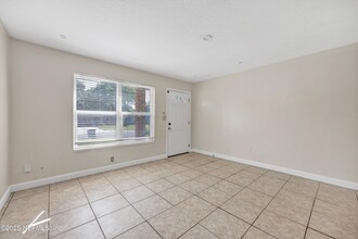 2930 Wycombe Dr W in Jacksonville, FL - Foto de edificio - Building Photo