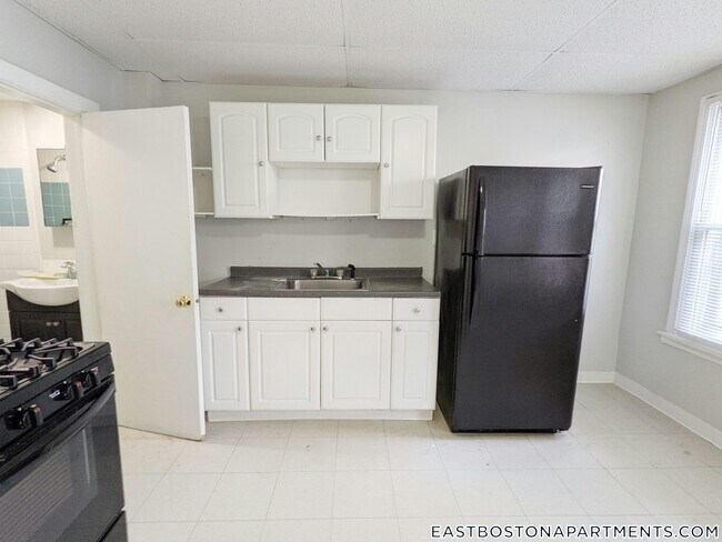 259 Border St, Unit 3 in Boston, MA - Foto de edificio - Building Photo