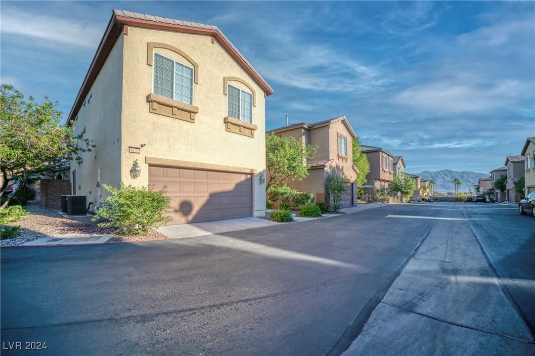 8137 Satin Carnation Ln in Las Vegas, NV - Building Photo