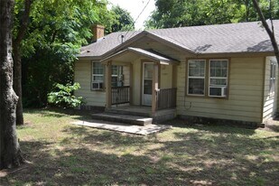 1301 Bernard St in Denton, TX - Building Photo