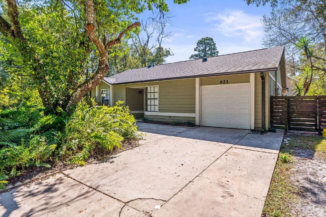 921 Pine St in Oviedo, FL - Building Photo - Building Photo