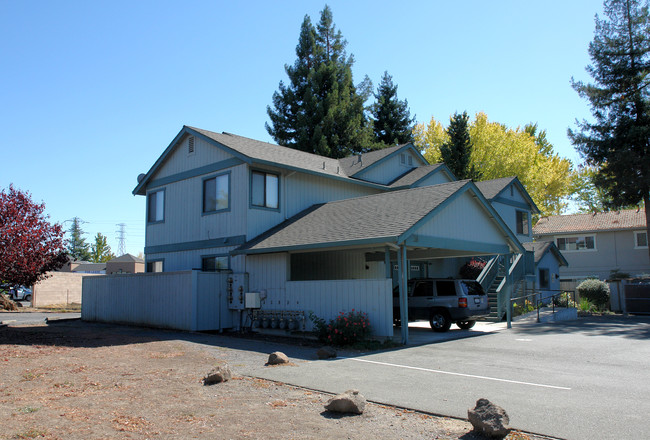 38 Lark Center Dr in Santa Rosa, CA - Building Photo - Building Photo