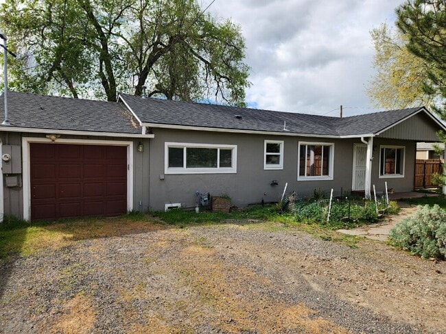 2411 Crater Lake Ave in Medford, OR - Building Photo - Building Photo