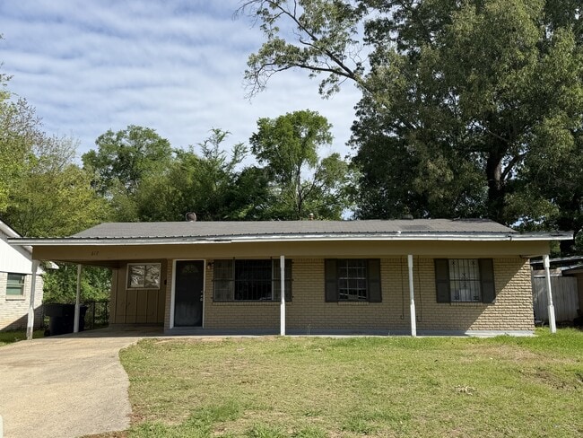 property at 617 Damaka Dr