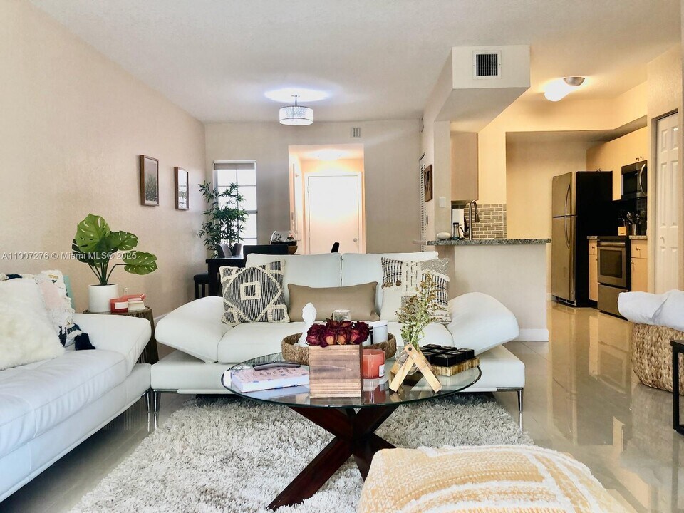 2532 Centergate Dr in Miramar, FL - Building Photo