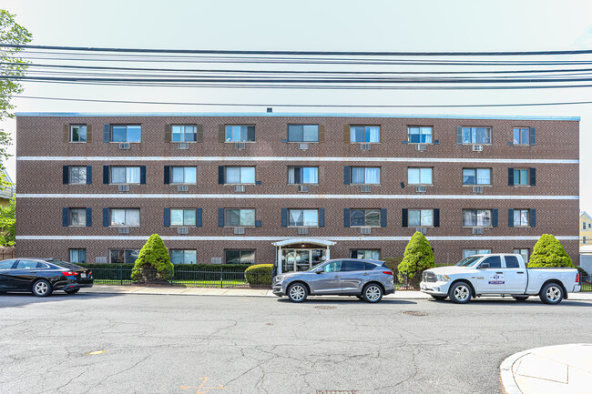 35 Glencoe St in Brighton, MA - Foto de edificio - Building Photo