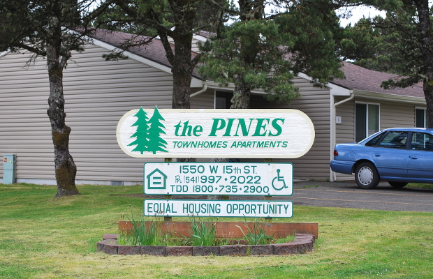 The Pines Apartments in Florence, OR - Foto de edificio - Building Photo