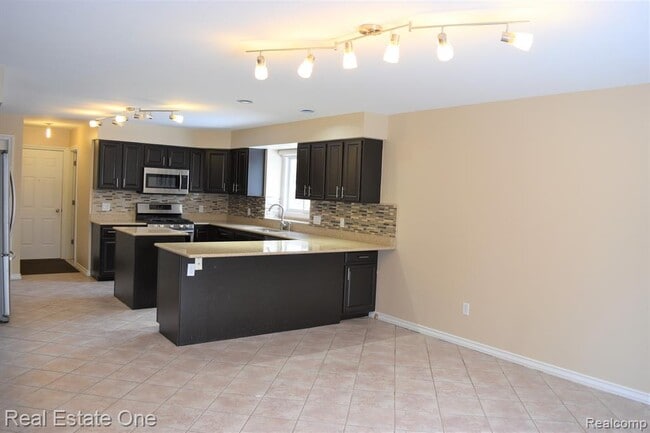 5841 Ruby Dr in Troy, MI - Building Photo - Building Photo