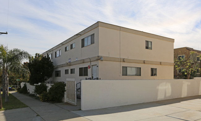 The James Apartments in Oceanside, CA - Foto de edificio - Building Photo