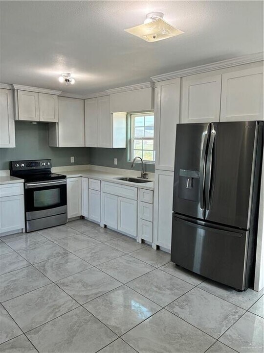 5437 Chesnee Ave in Edinburg, TX - Building Photo