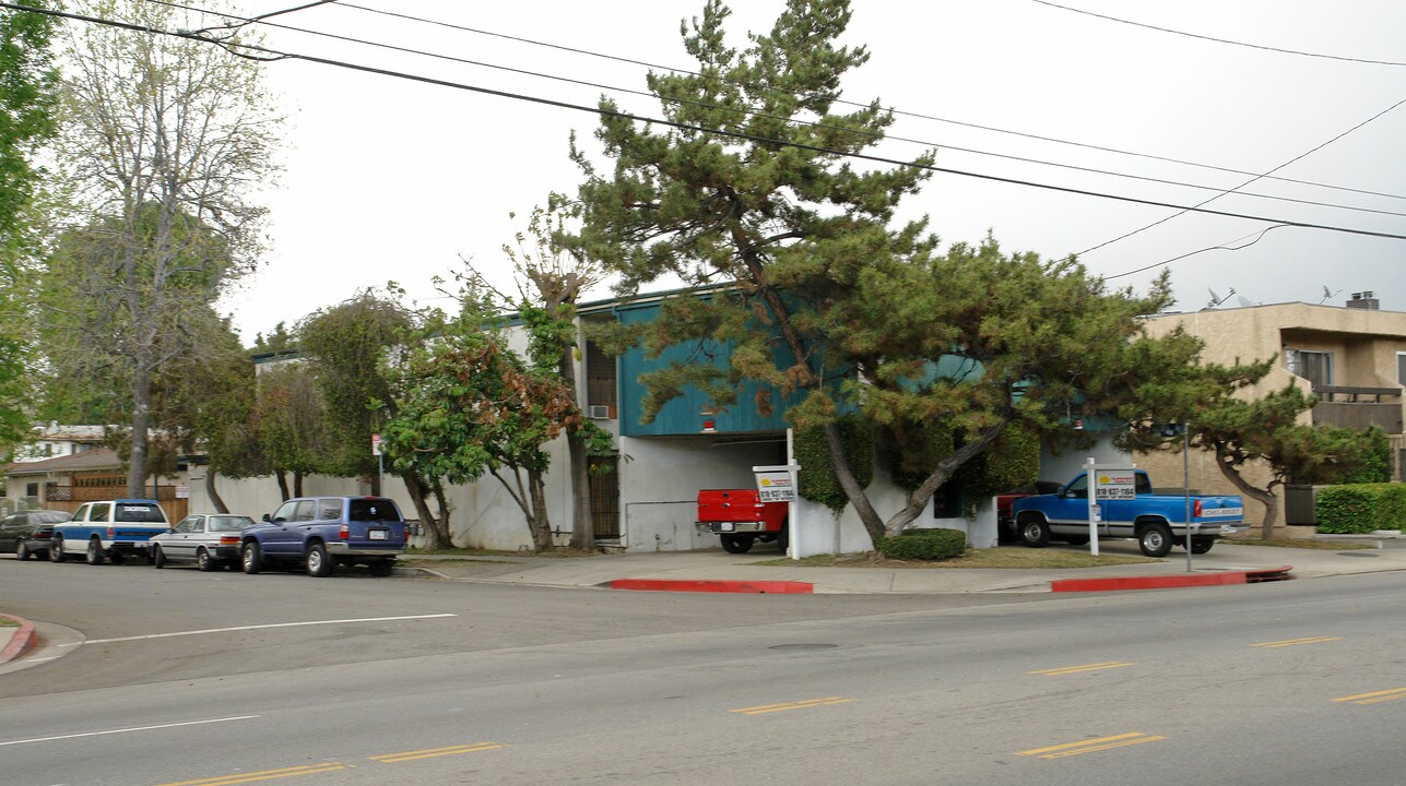 Hakim Apartments in Van Nuys, CA - Building Photo