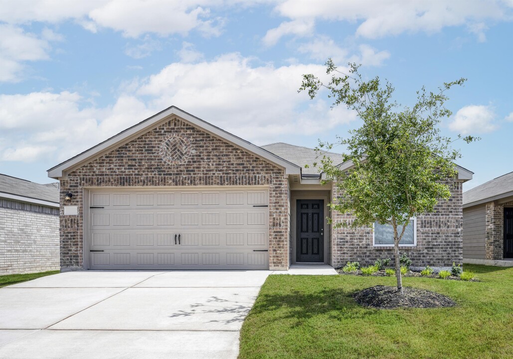 15246 Bufflehead Crk in Von Ormy, TX - Building Photo