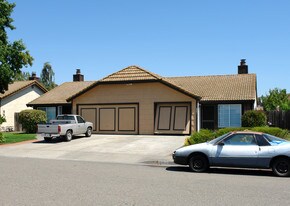 205 Stokes Ct in Petaluma, CA - Building Photo