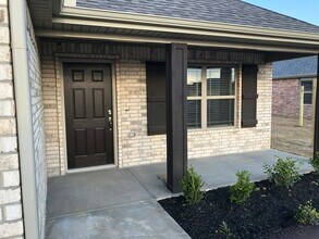 550 Holly St in Centerton, AR - Building Photo - Building Photo