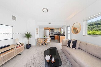 1050 7th St in Miami Beach, FL - Building Photo - Building Photo